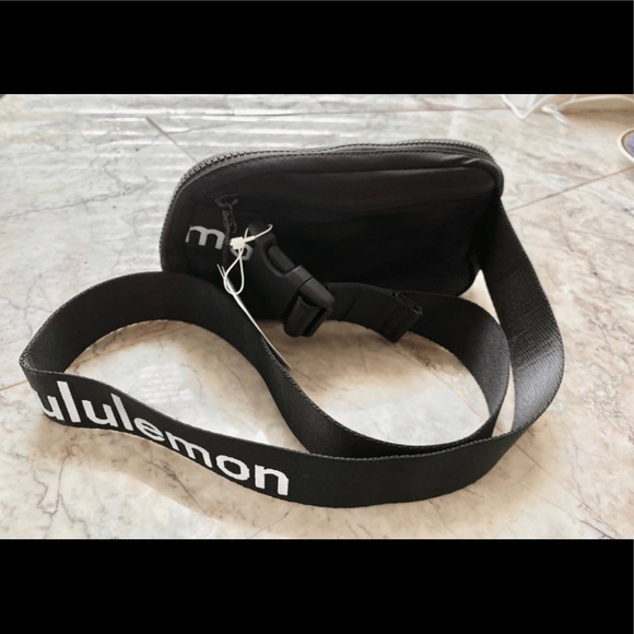 NEW LULULEMON EVERYWHERE BELT BAG IN BLACK WITH WHITE LOGO - Picture 2 of 10